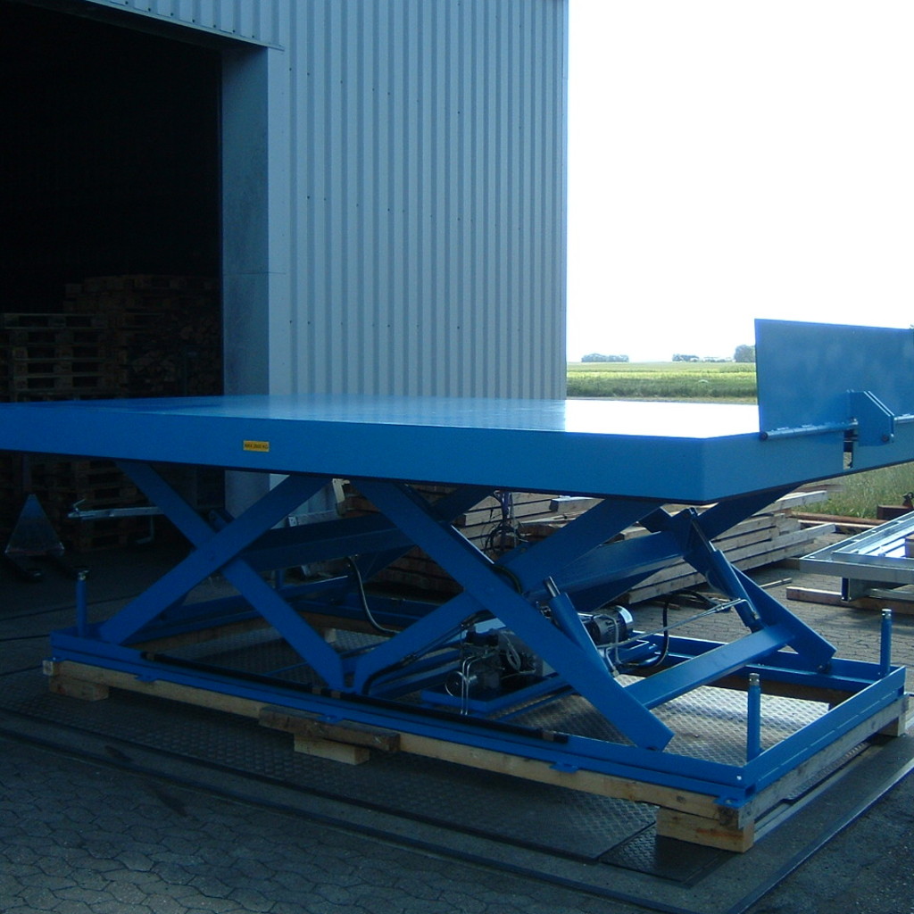 Double horizontal loading bay lift