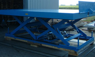 Double horizontal loading bay lift